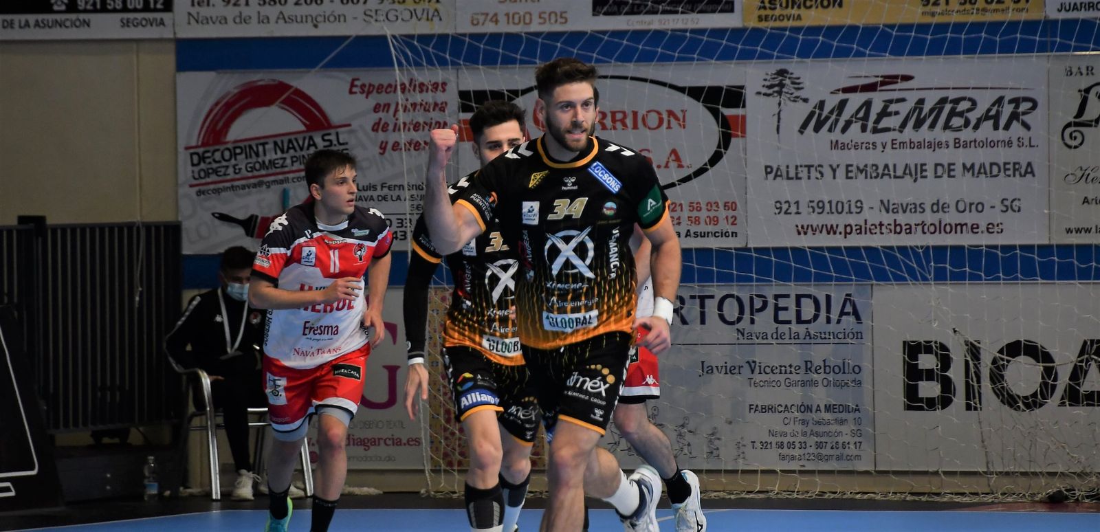 Poveda celebra un gol en la visita del Ángel Ximénez al Nava.