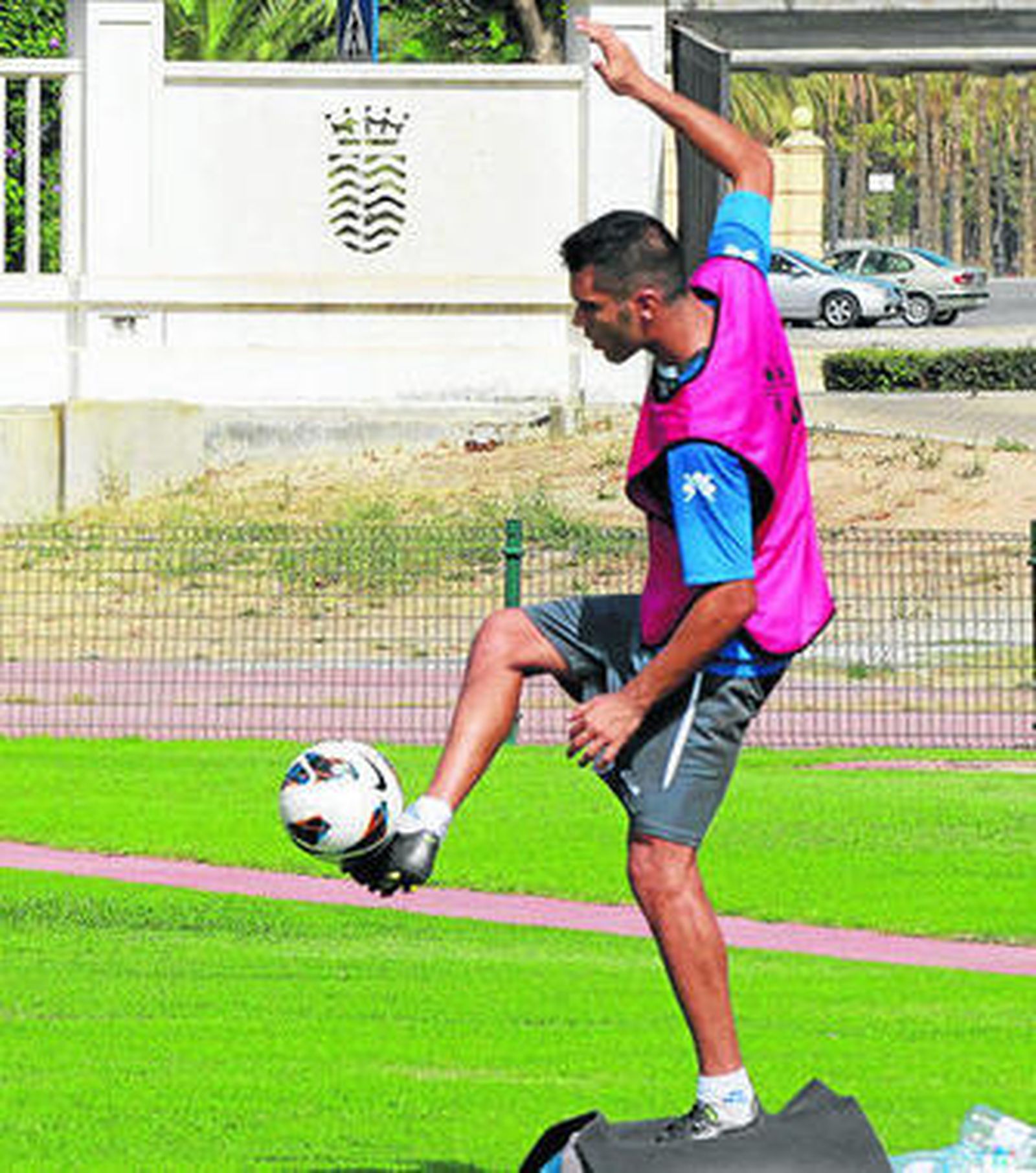 Iago Bouzón no podrá jugar si antes de la hora del partido de mañana no recibe su pase internacional.