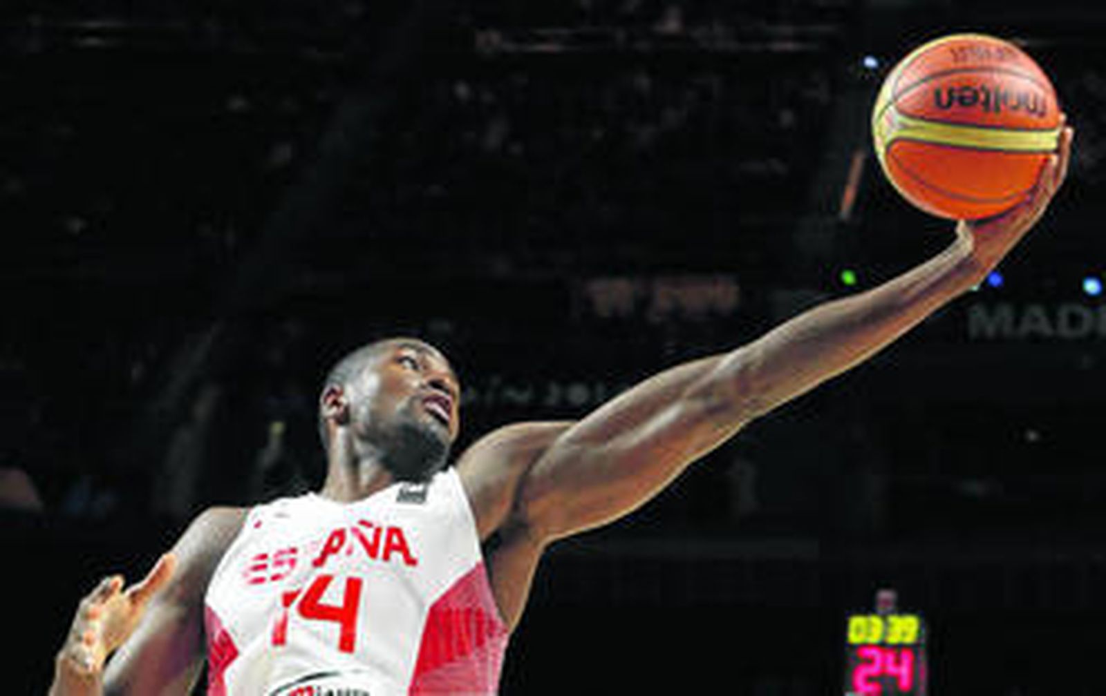 Serge Ibaka estira su brazo izquierdo casi hasta el infinito para capturar un rebote en el partido del pasado sábado ante Senegal.
