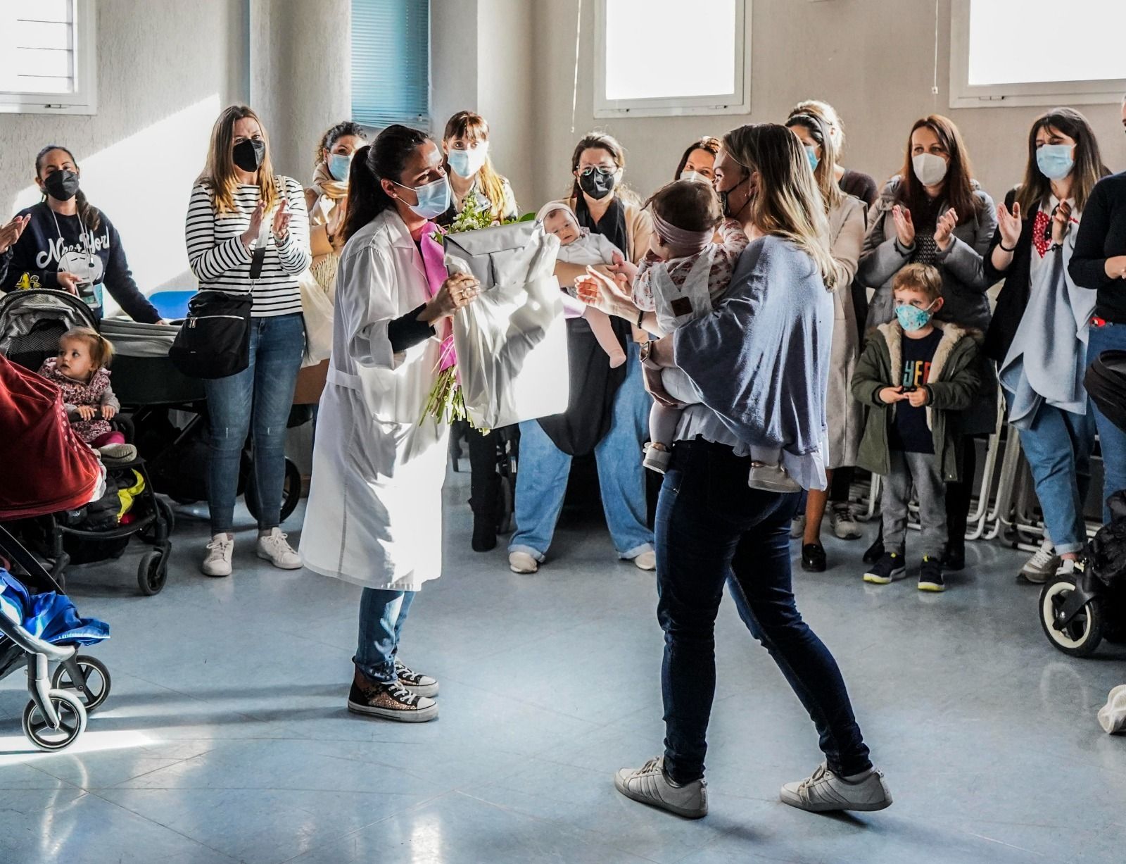 El centro de salud de La Chana reúne a mujeres para agradecer el trabajo infinito de una enfermera