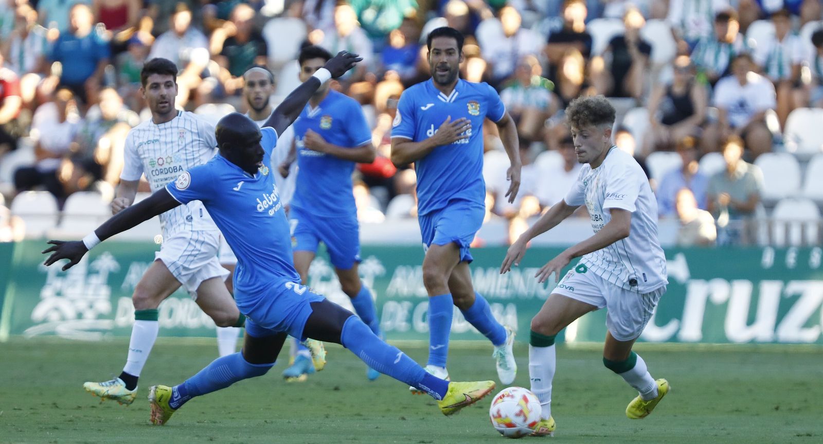 Simo se marcha de Diame en el segundo partido del Córdoba CF en Primera Federación.