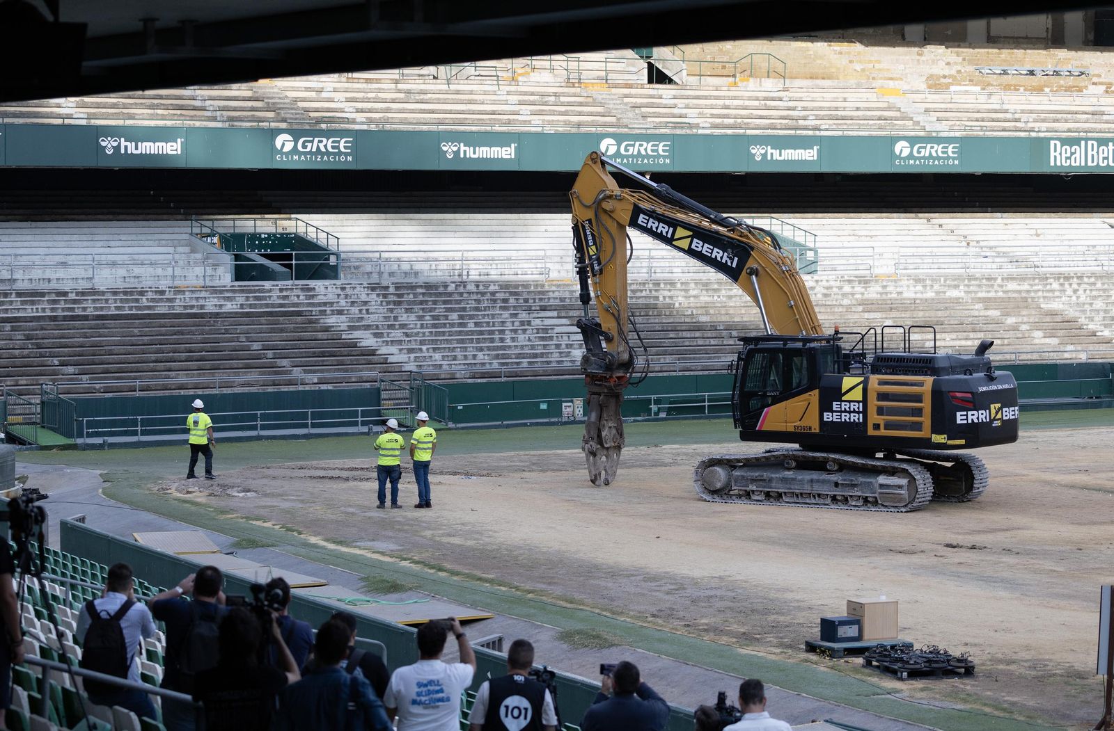 Las fotos de la demolición de la grada de Preferencia del estadio del Betis