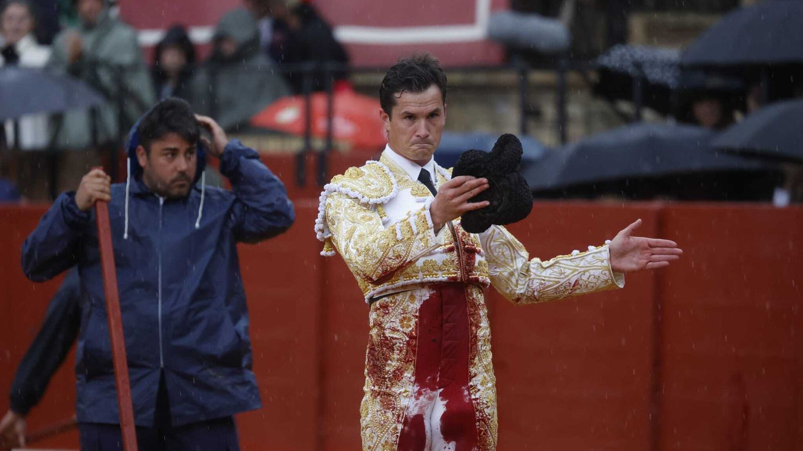 Luque agradece la ovación del público.