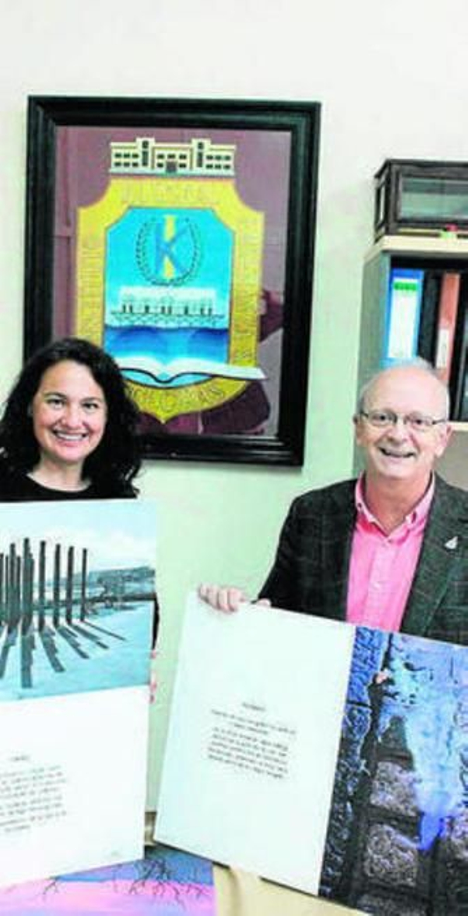 Yborra donando las obras.