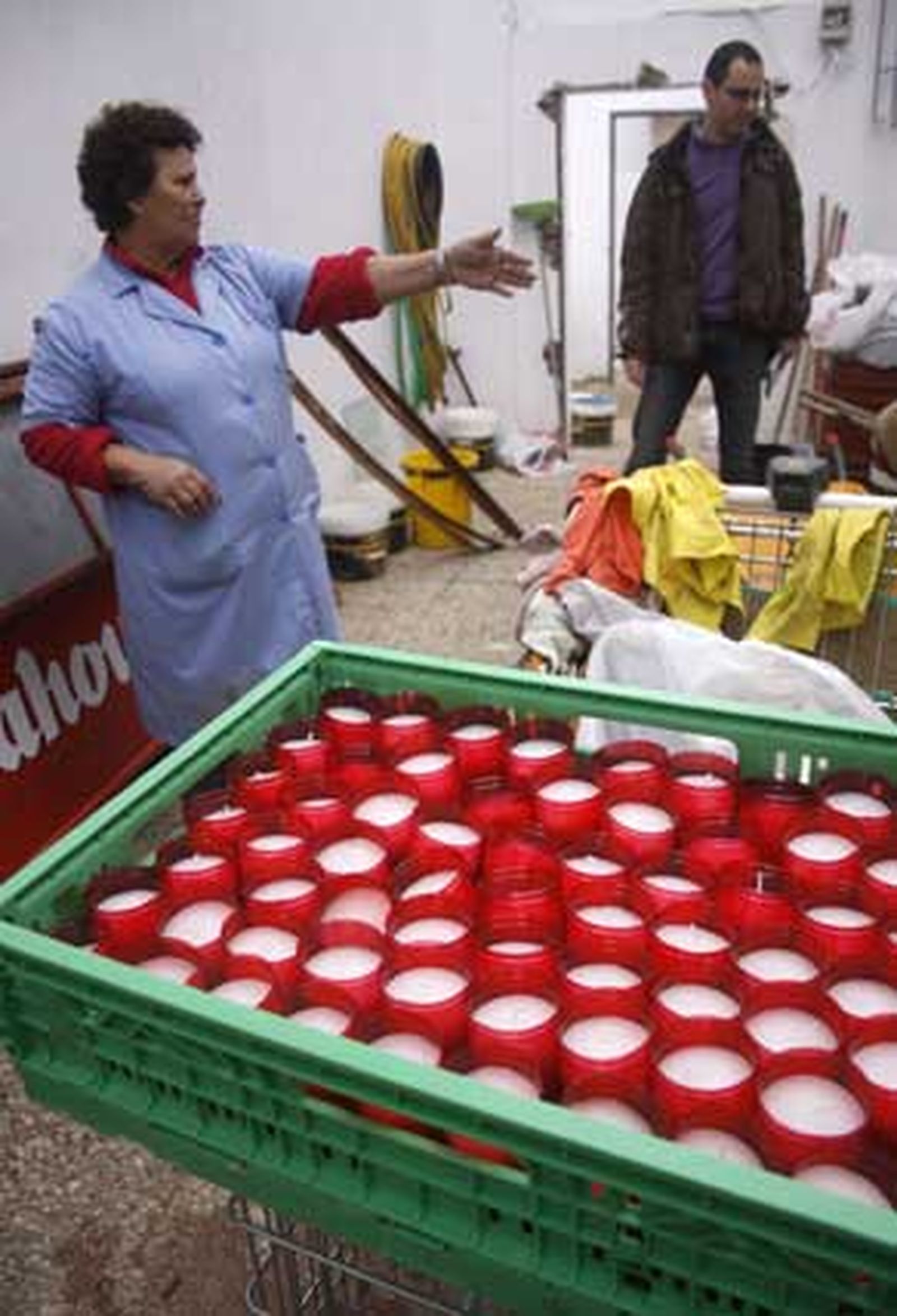 La iglesia está en la fase de recuperación y de valoración de daños. El padre Llanes explica la homilía a viva voz porque los altavoces no funcionan tras la riada./Fotos:Vanessa Pérez

Foto: Vanessa Perez