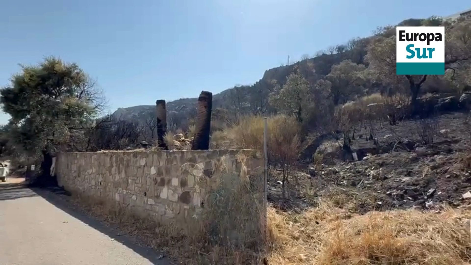 Los efectos del fuego en Tarifa: viviendas de Atlanterra al límite.