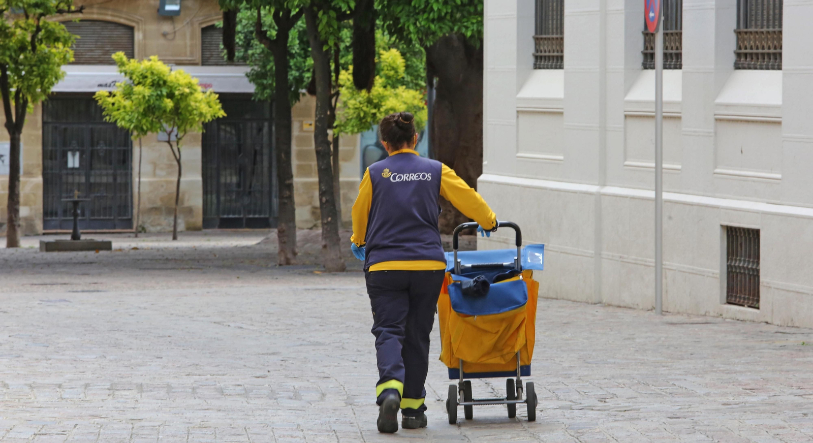 Una trabajadora de Correos, en pleno reparto.