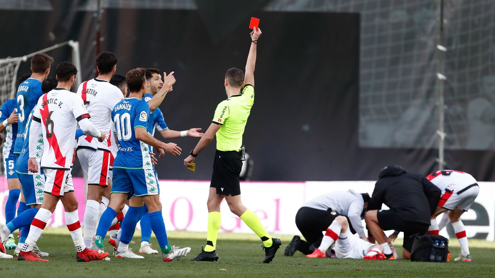 Muñiz Ruiz expulsa a Álex Moreno.