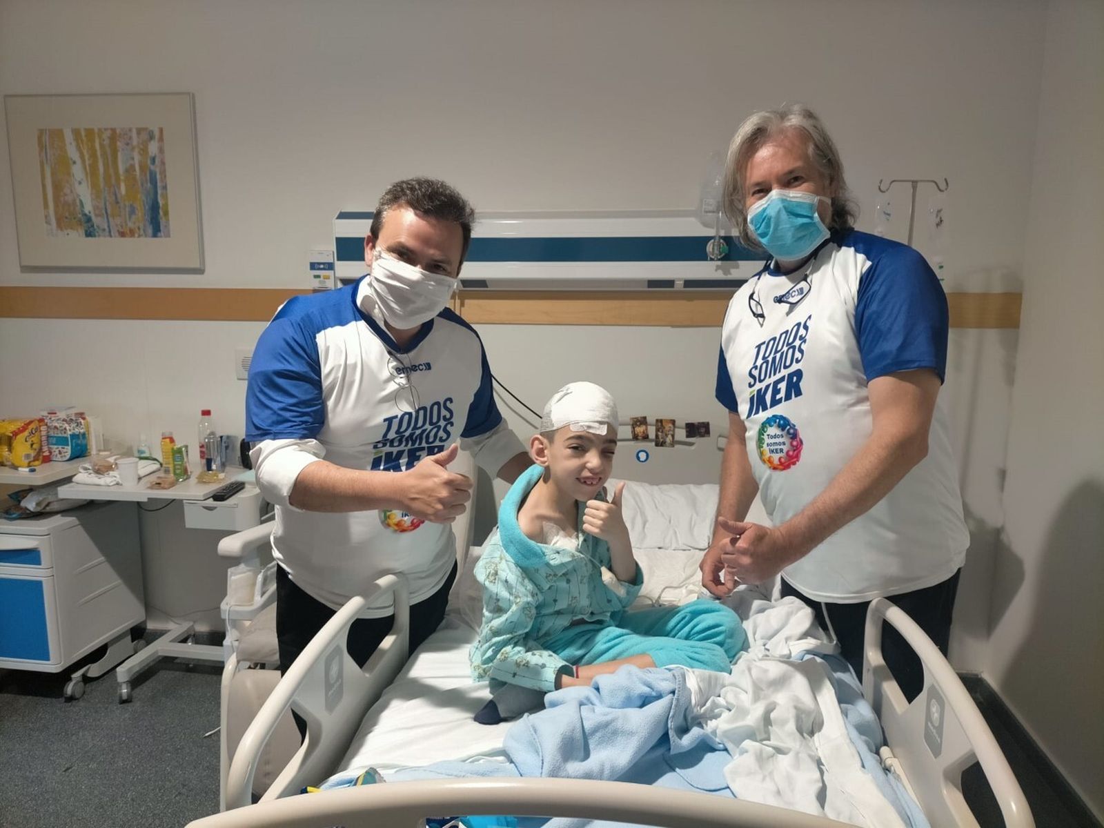 El pequeño Iker de Puente Genil  con los doctores Rodríguez Uranga y Alonso Vanegas tras la operación.