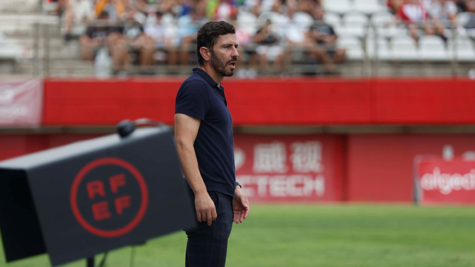 Javi Vázquez, técnico del Algeciras, en su estreno en el Nuevo Mirador.