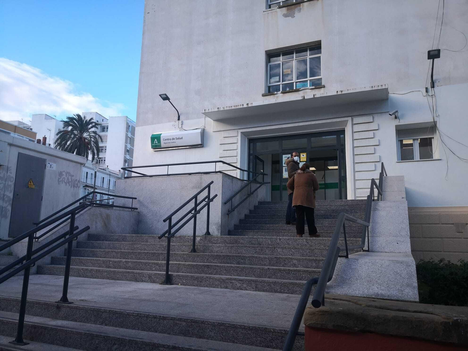 Entrada al centro de salud Menéndez Tolosa, en Algeciras, esta mañana.