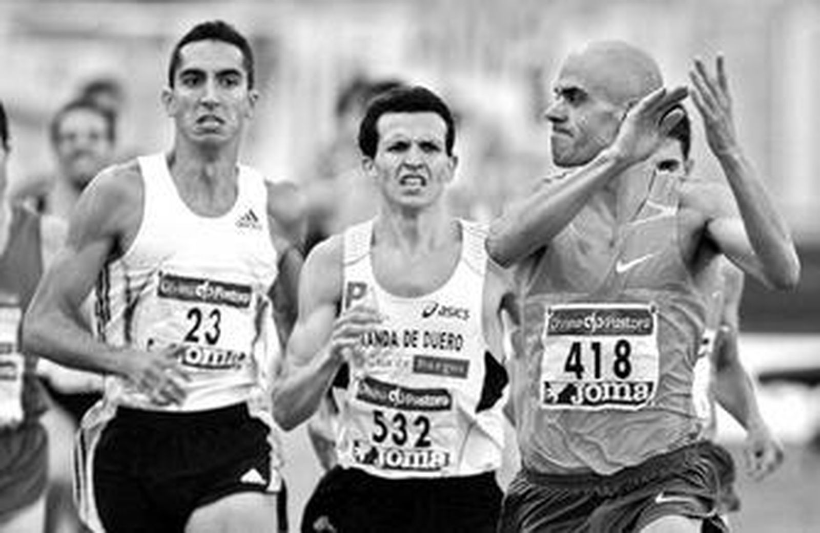 Reyes Estévez aplaude en su llegada a la meta por delante de Juan Carlos Higuero y Arturo Casado.