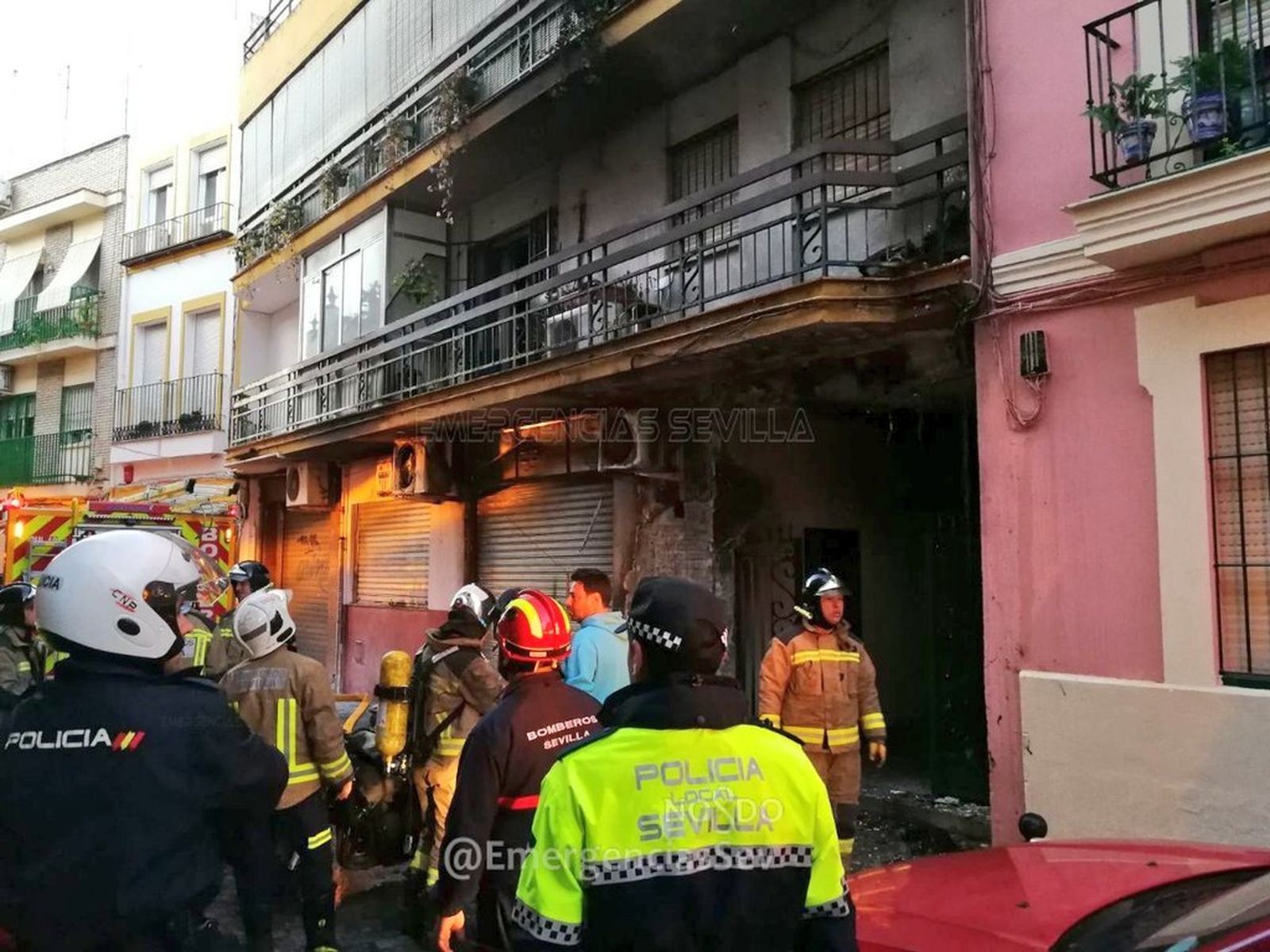 Los bomberos y Policía Local y Nacional actúan en la zona afectada.