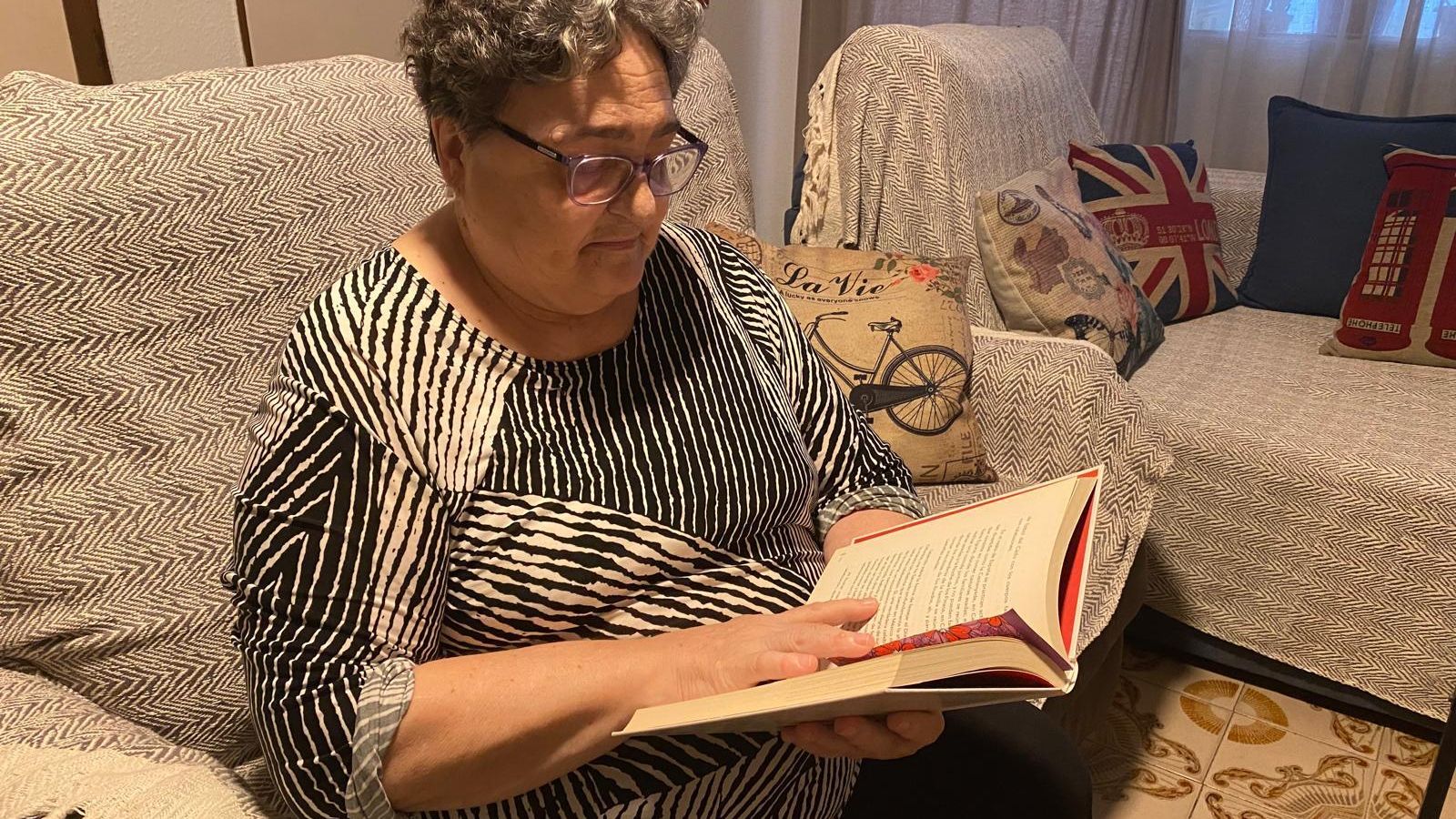 Manuela leyendo un libro en su casa