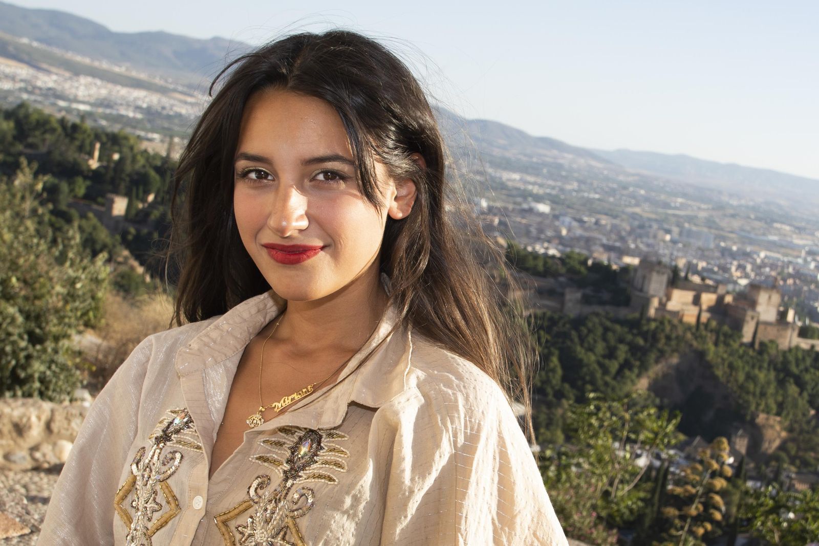 La cantante y compositora Miriam Sae (Granada, 2000) posa en el mirador San Miguel Alto.