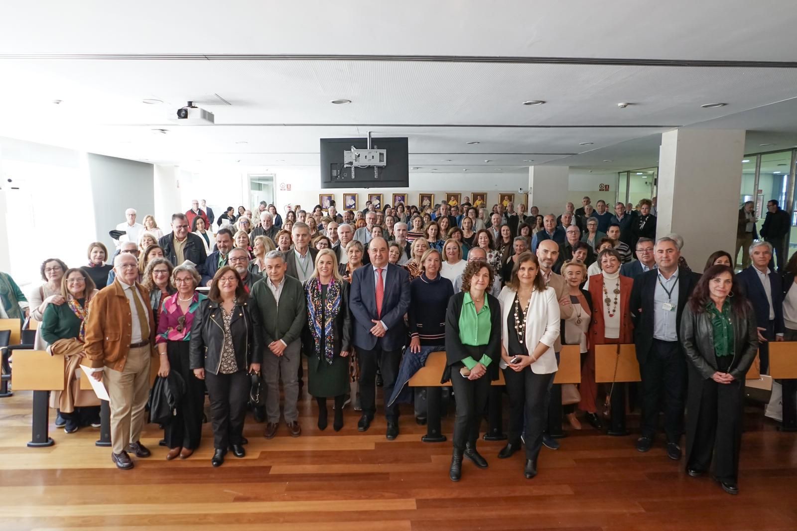 Foto de familia de los asistentes al acto.