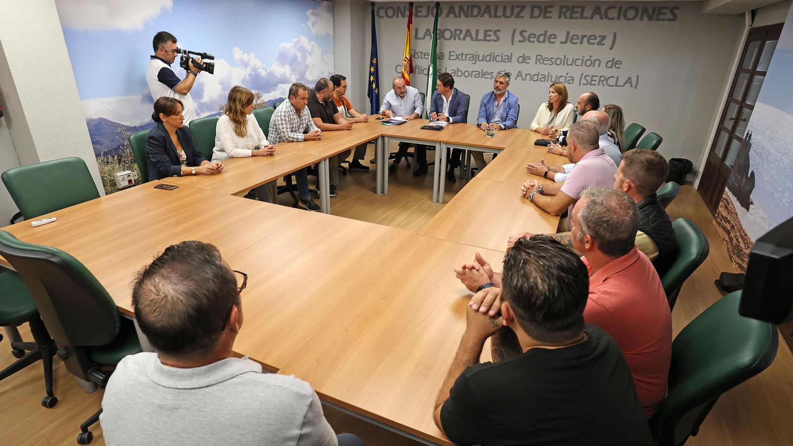 Negociadores y mediadores del Sercla, en el acto de la firma presidido por el delegado de Empleo.