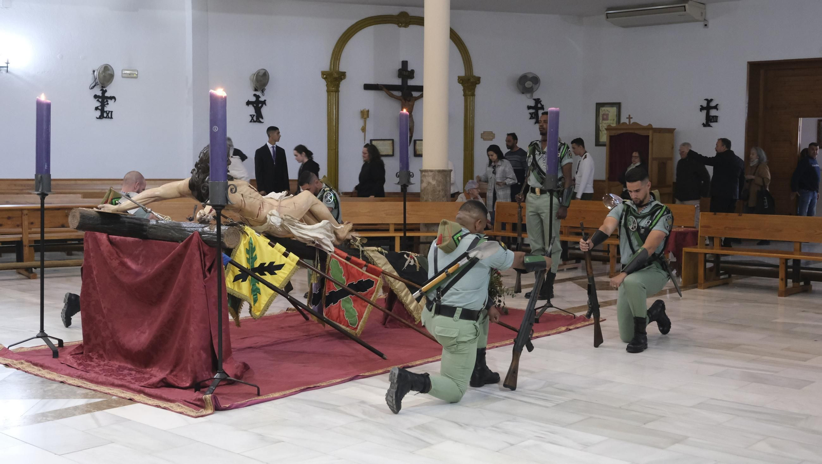 La Legión custodia el Cristo de la Buena Muerte en la Semana Santa de El Parador 2025