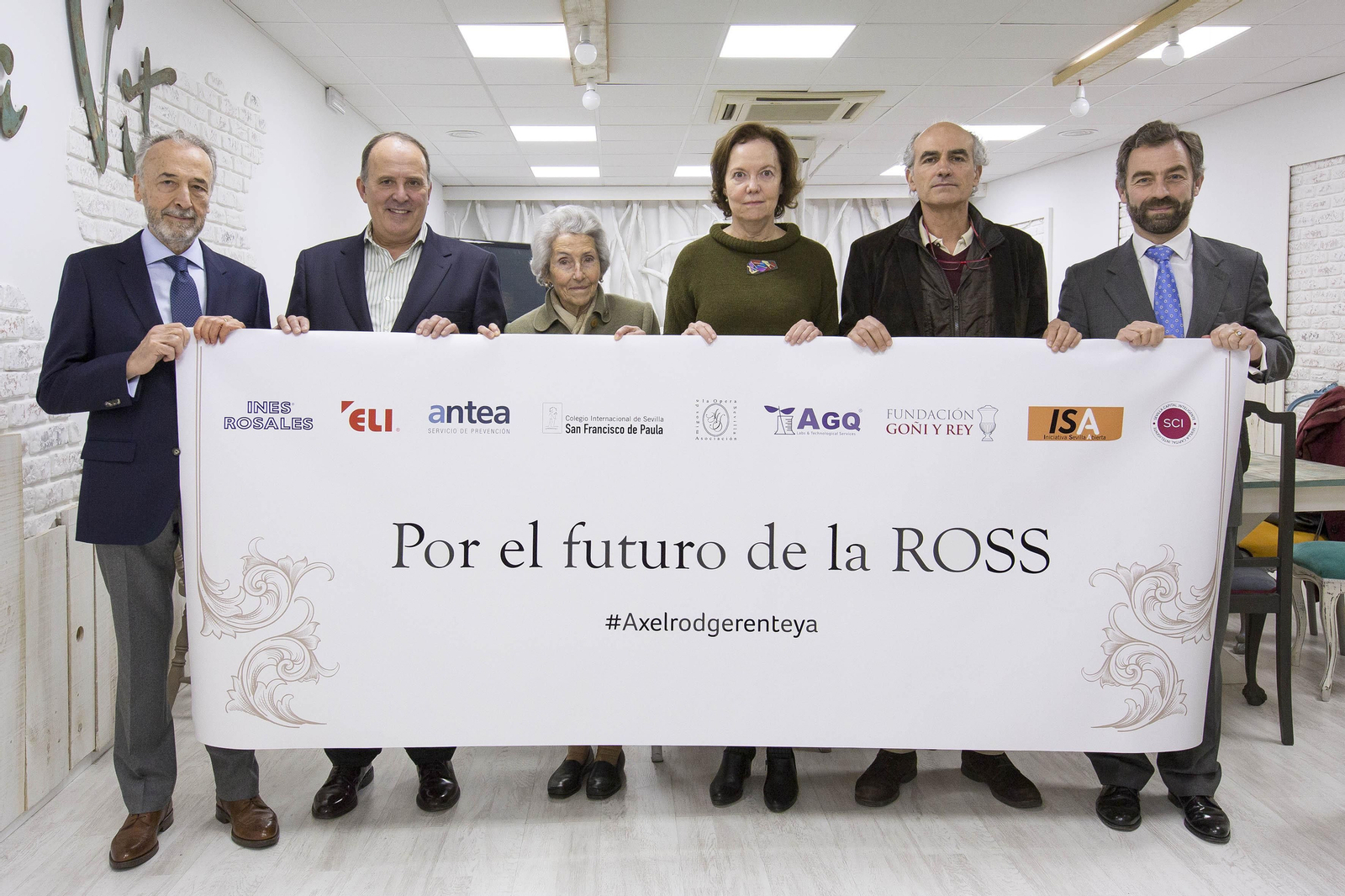 Los patrocinadores, en la sede de Iniciativa Sevilla Abierta, dando a conocer su campaña #axelrodgerenteya.