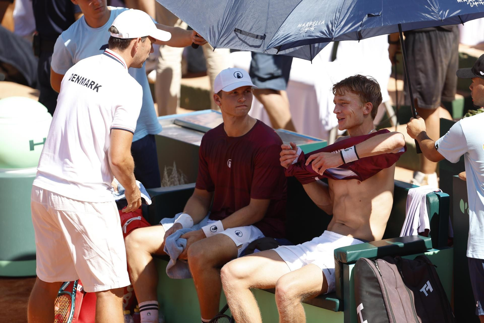 Pedro Martínez y Jaume Munar dan vida a España en la Copa Davis (1-6, 6-3 y 6-2)