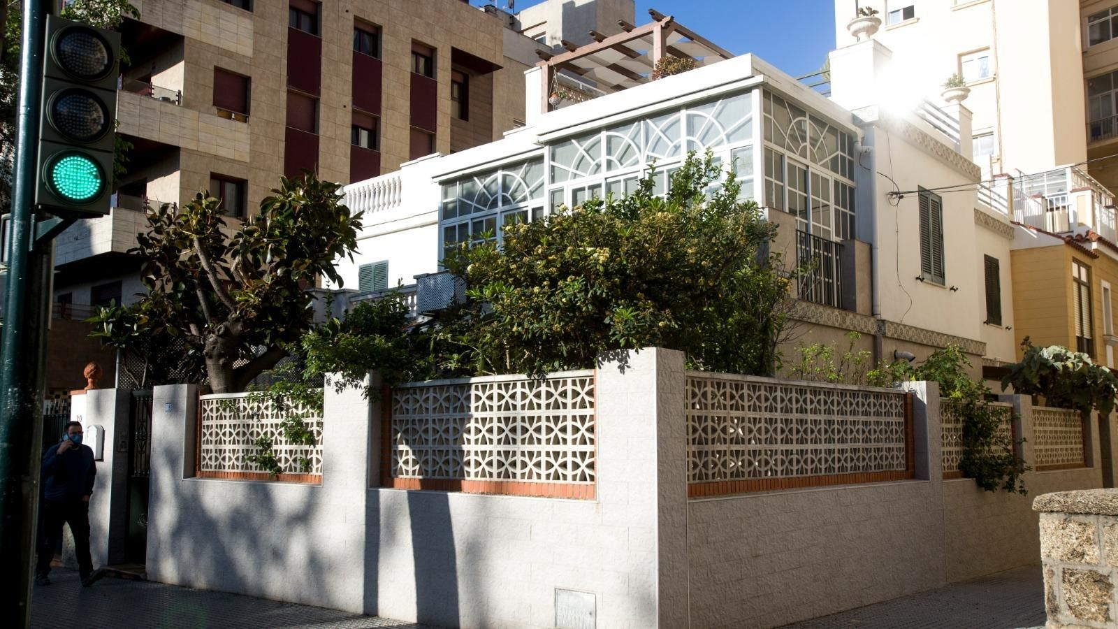 Uno de los chalés más grandes que existe en la ciudad se encuentra entre las calles Tamarindos y Acacias y la avenida de Bahía Blanca.