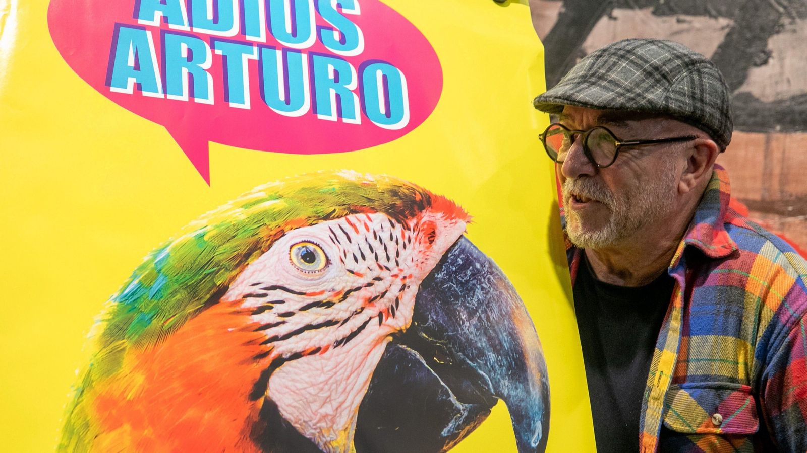 El director de la compañía La Cubana, Jordi Milán, con el cartel de la obra.