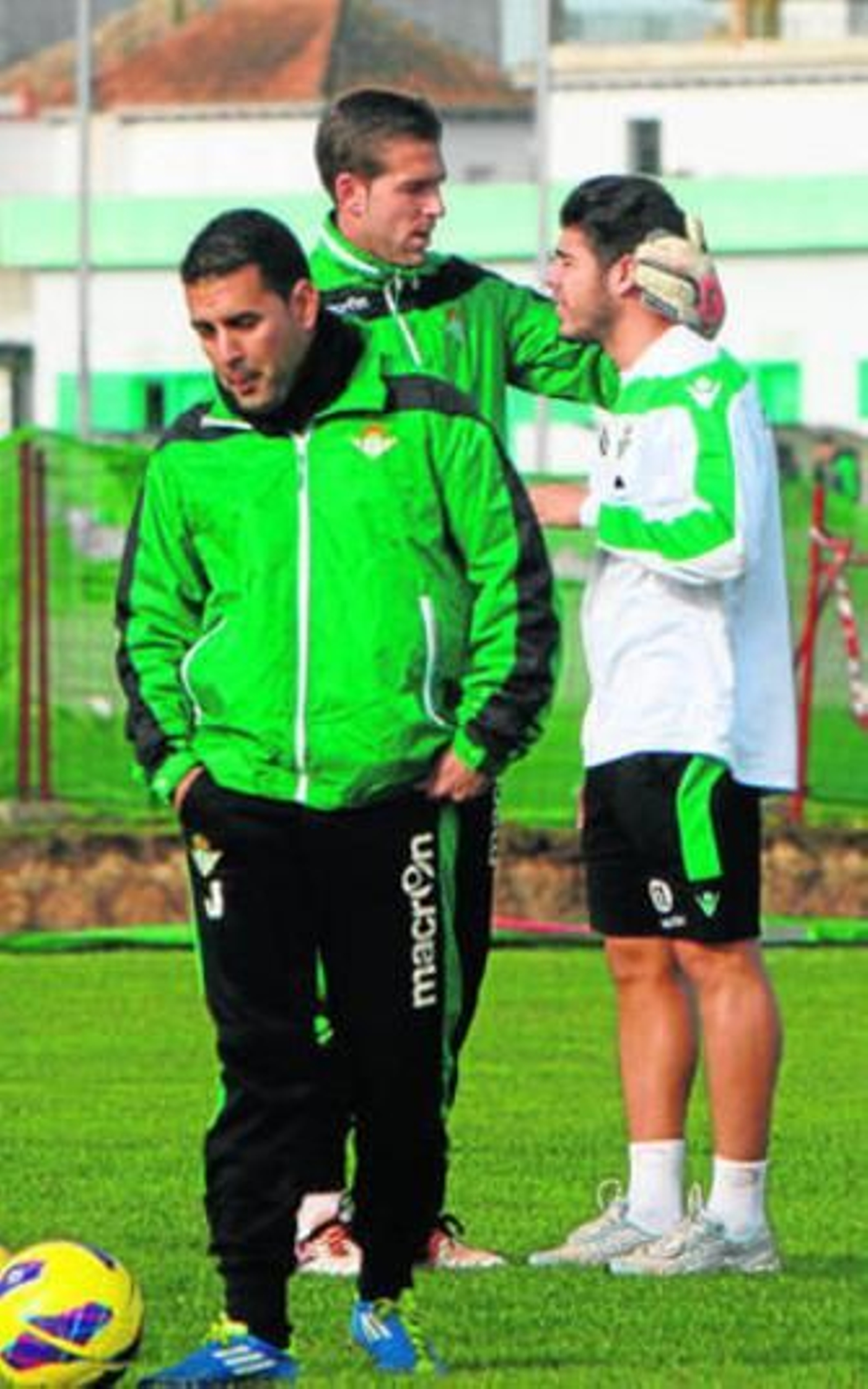 Pozuelo recibe el abrazo de Adrián, con el utillero Javier Martín en primer término.