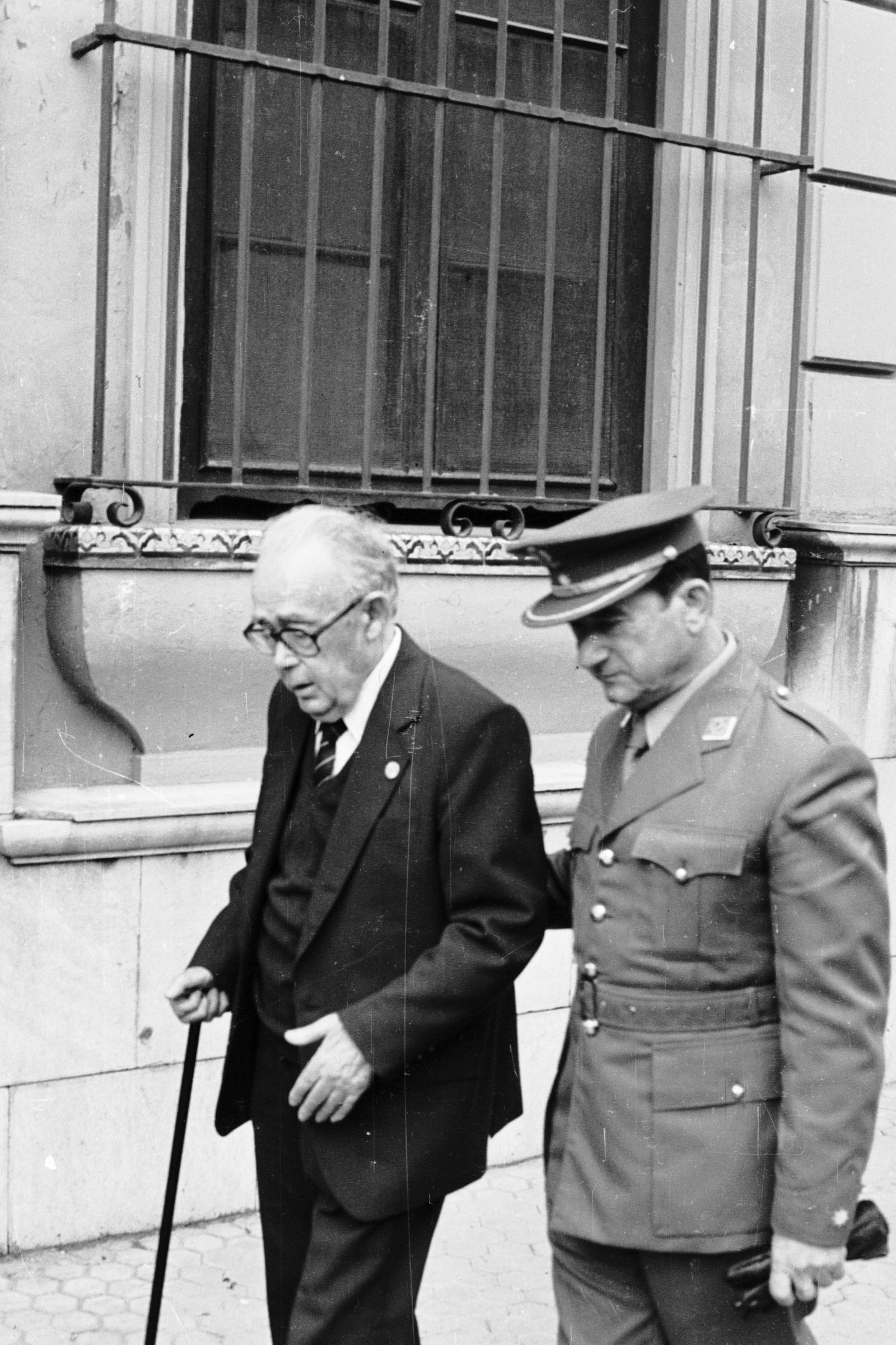 Pedro Gámez Laserna y Pedro Morales en la plaza del Museo