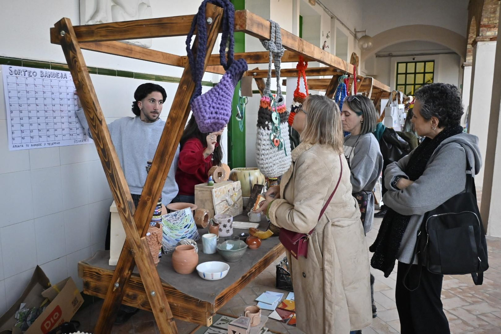 Imágenes del tradicional mercadillo de navidad de la escuela de arte León Ortega