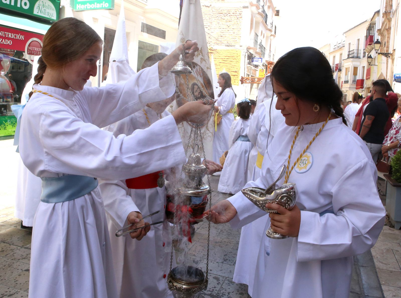 La procesión del Resucitado de Montilla y la Virgen de la Paz, en imágenes