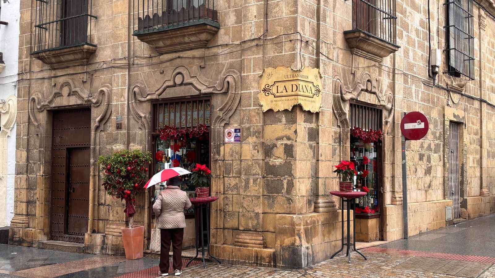 El exterior de La Diana muestra cambios, con una nueva cartelería y mesas para el consumo de productos.