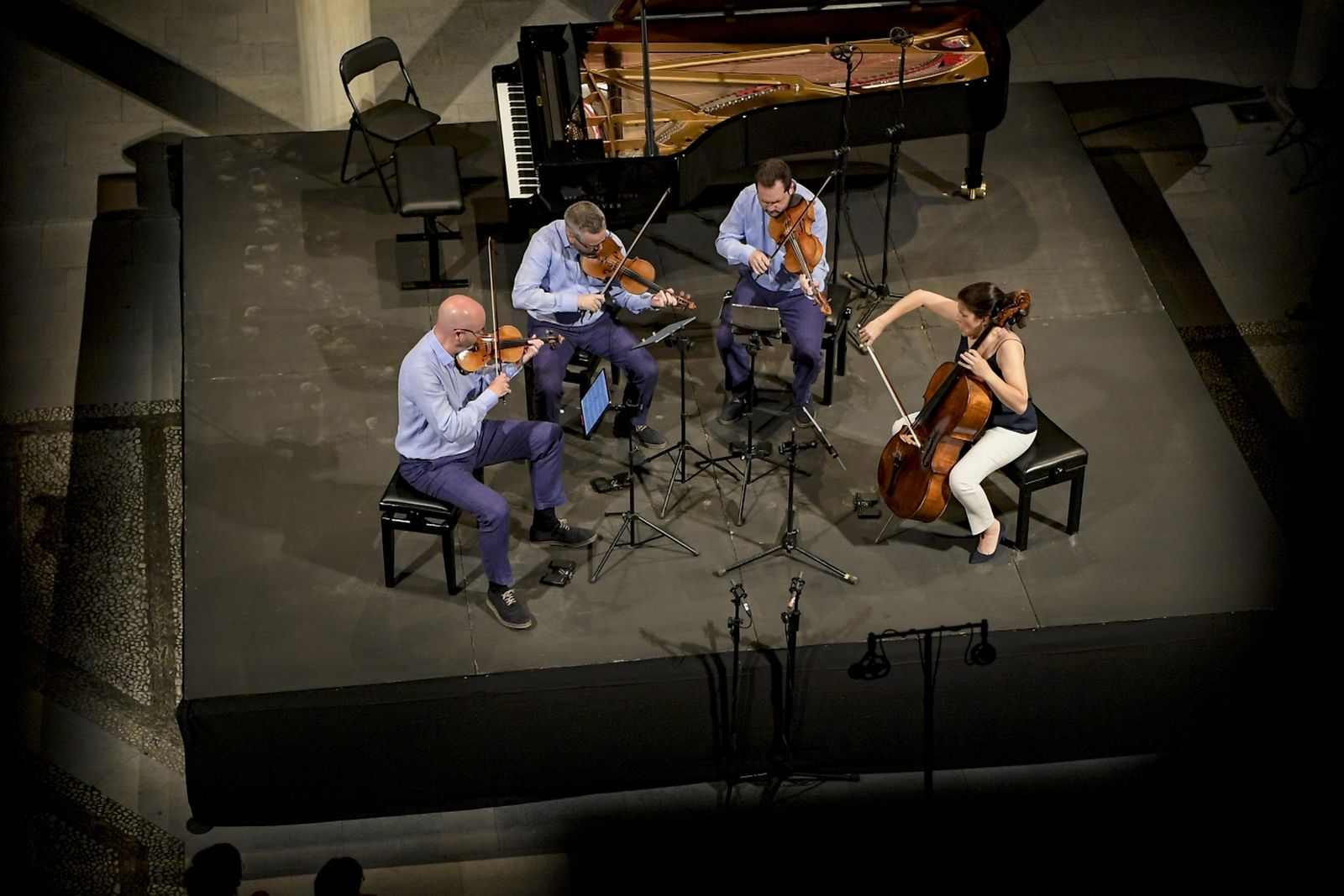 El Cuarteto Quiroga tocando a Brahms en el Patio de los Mármoles.