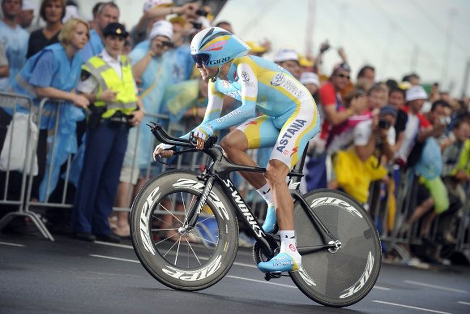 Armstrong comienza el Tour poniéndoselo complicado a Contador