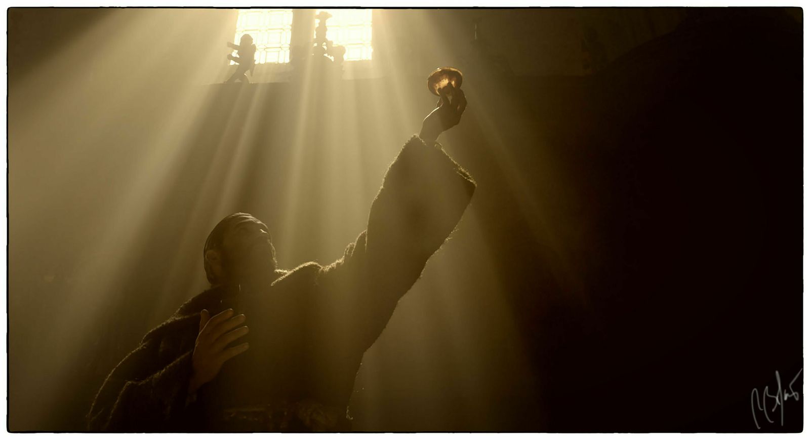 Jim Caviezel, monje narrador de 'Onyx, los reyes del grial'.