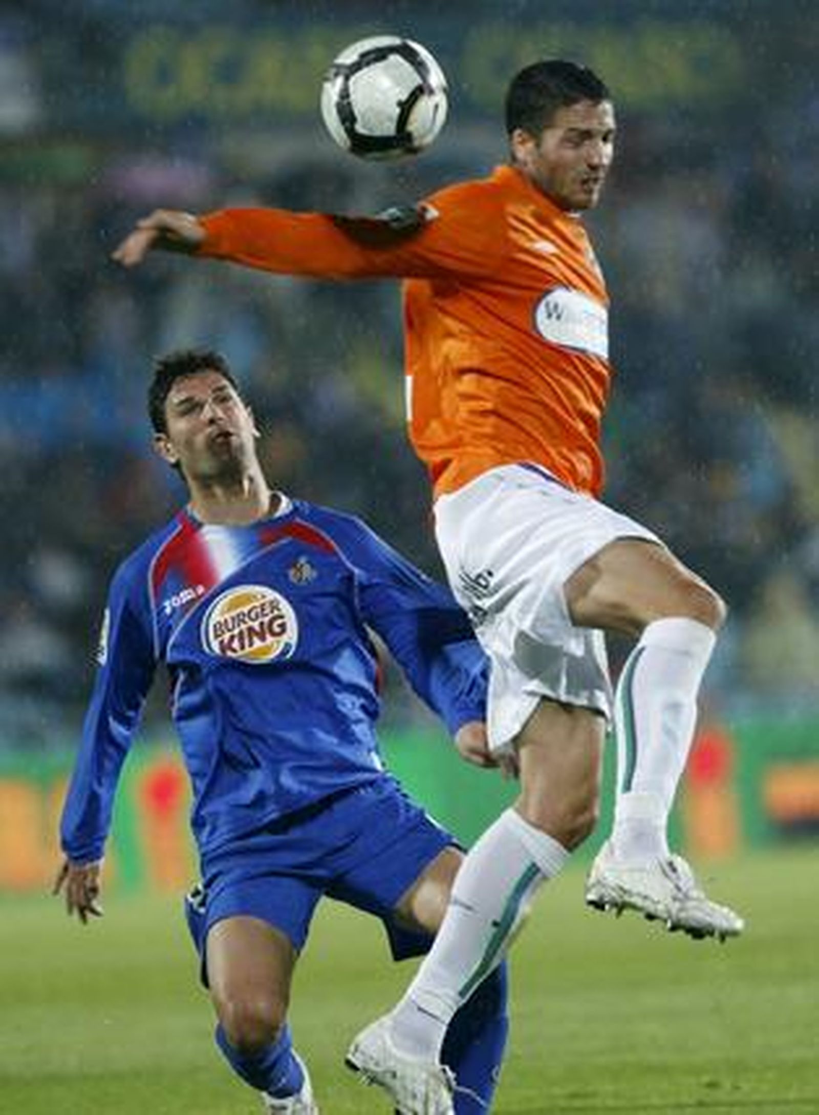 El Málaga pierde en Getafe y cae a puestos de descenso a falta de una jornada. / EFE