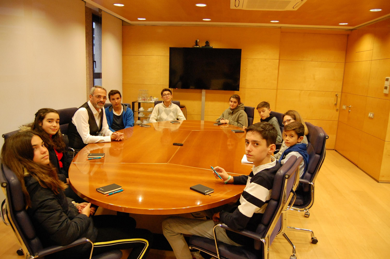El consejero delegado de BCC-Grupo Cajamar, Manuel Yebra, con los estudiantes de siete centros de Almería. El consejero delegado de BCC-Grupo Cajamar, Manuel Yebra, con los estudiantes de siete centros de Almería.