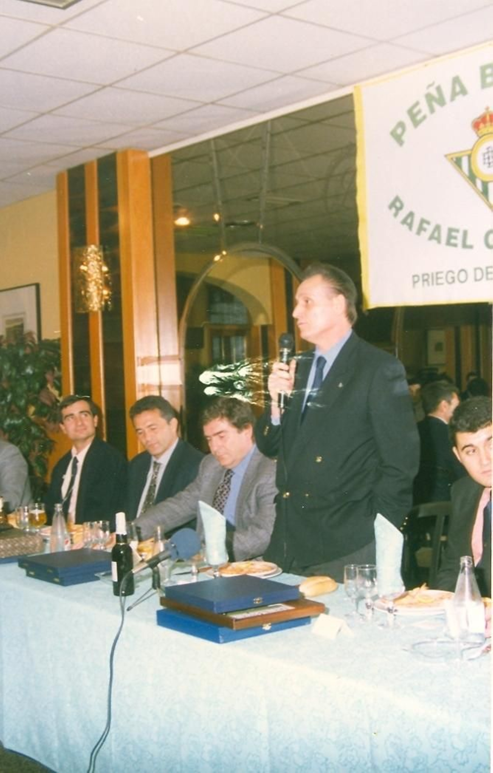 Manuel Ruiz de Lopera en la cena de Navidad de la peña bética de Priego, junto a Rafael Gordillo.