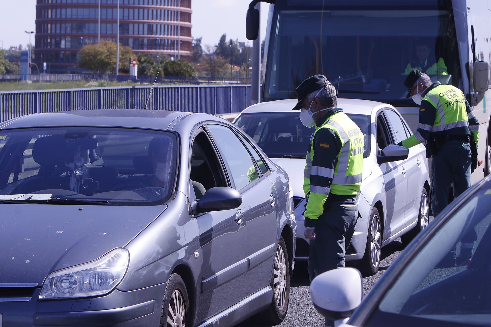 Controles de la Guardia Civil y Policía Local agradeciendo aplausos