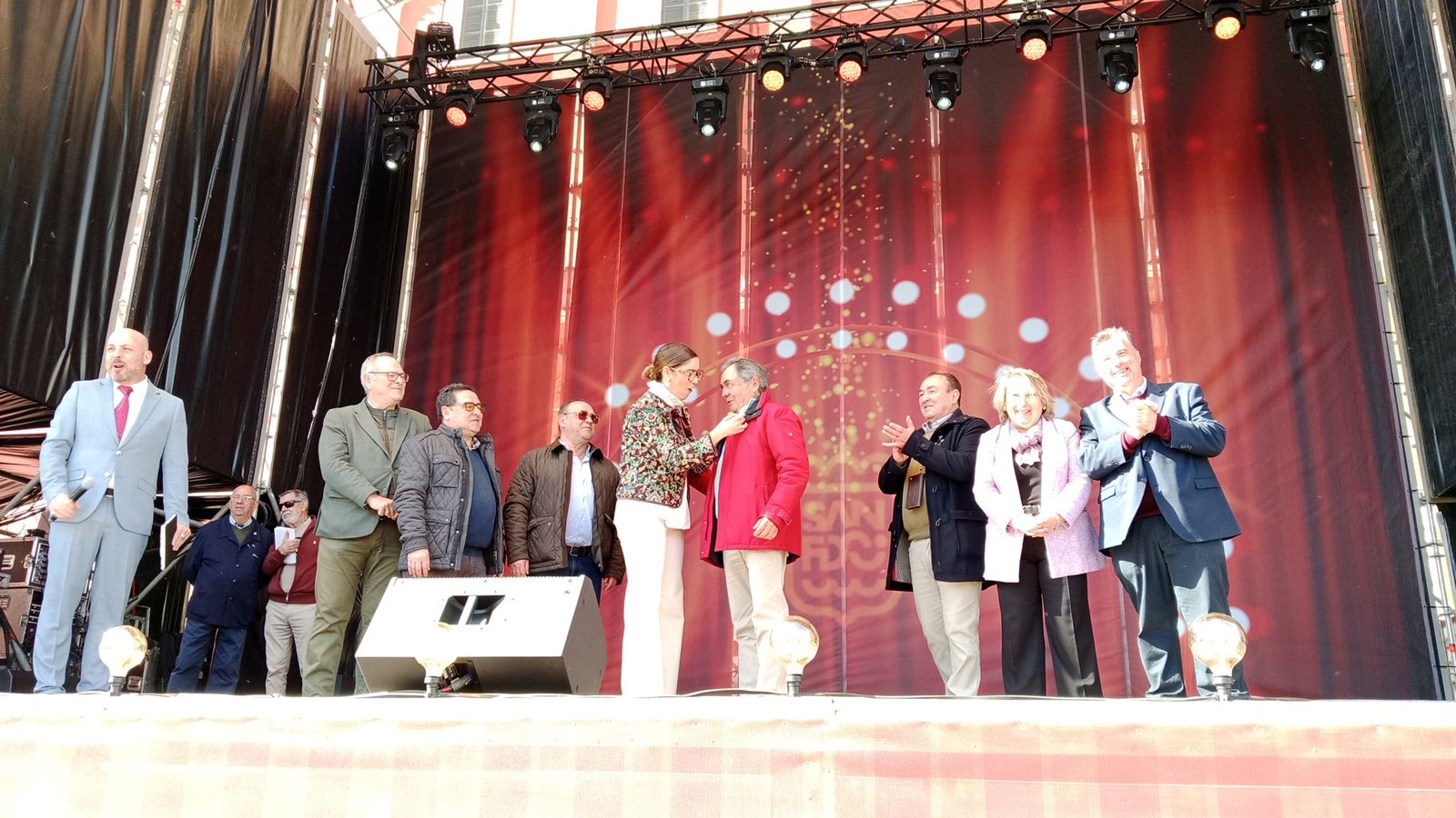 Carnaval 2026 en San Fernando: las peñas entregan sus reconocimientos para abrir la fiesta en la plaza del Rey