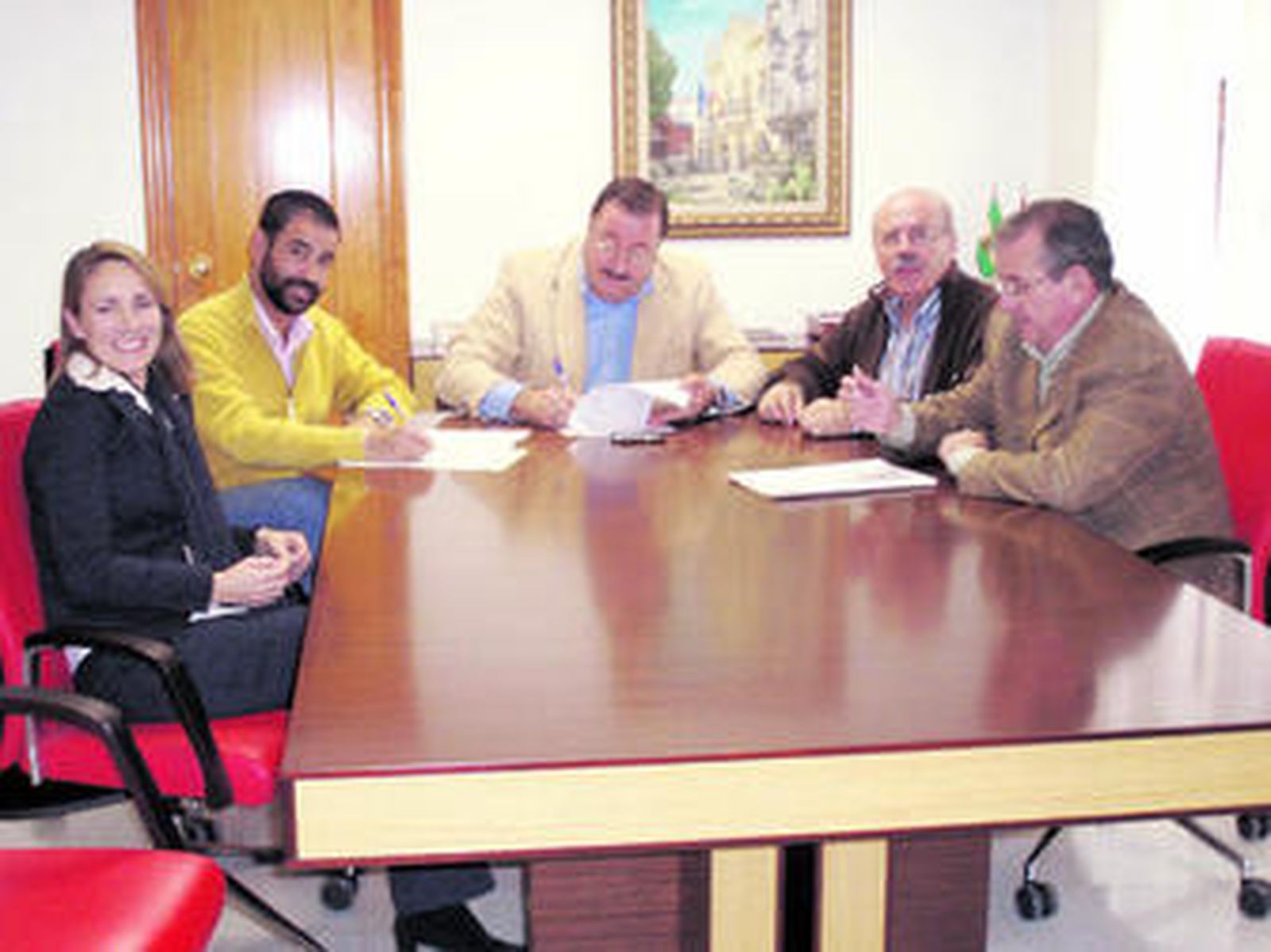 El alcalde, durante la firma del convenio.