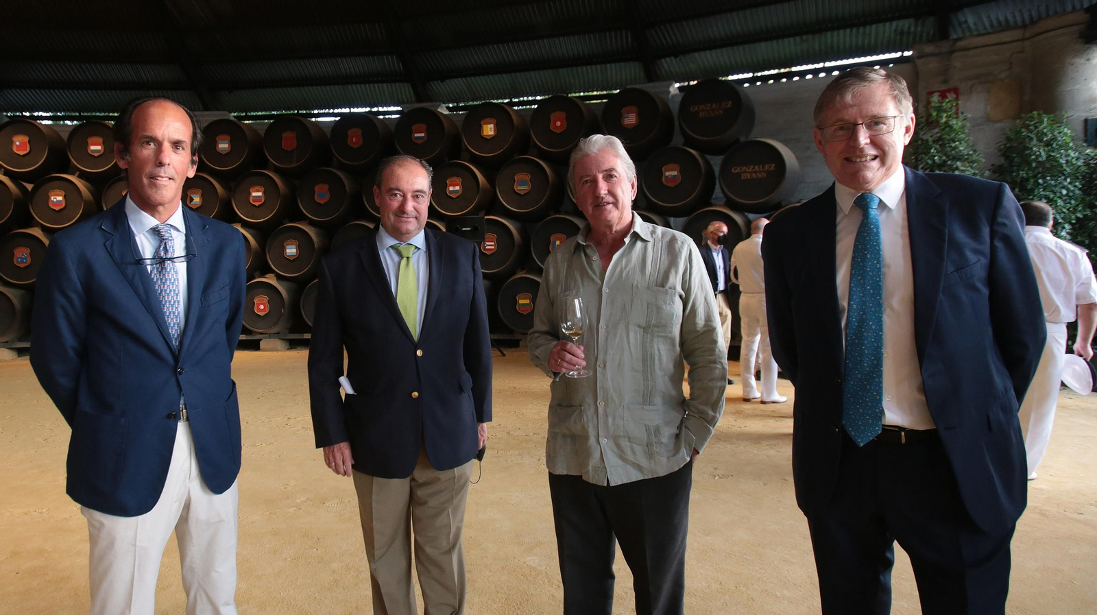 José Argudo, Marketing manager de González Byass, Tomás Valiente, director general del Grupo Joly, Pedro Rebuelta, vicepresidente de González Byass, y Jorge A. Grosse, director general de González Byass. González Byass recibe las botas que han navegado en el Juan Sebastián Elcano