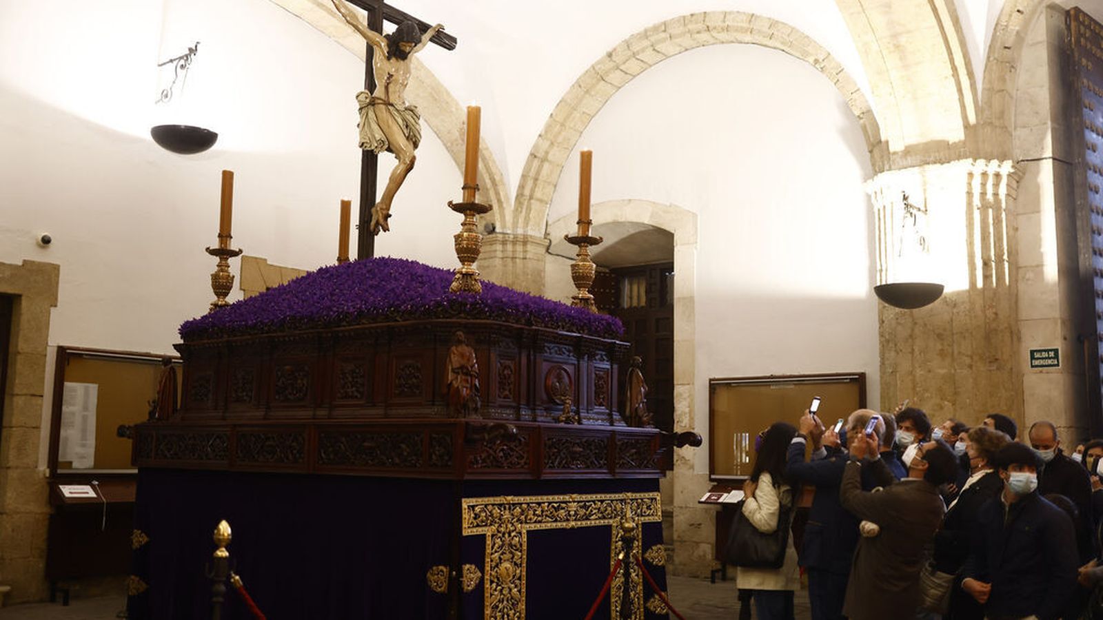 El Cristo de la Buena Muerte sale del Rectorado