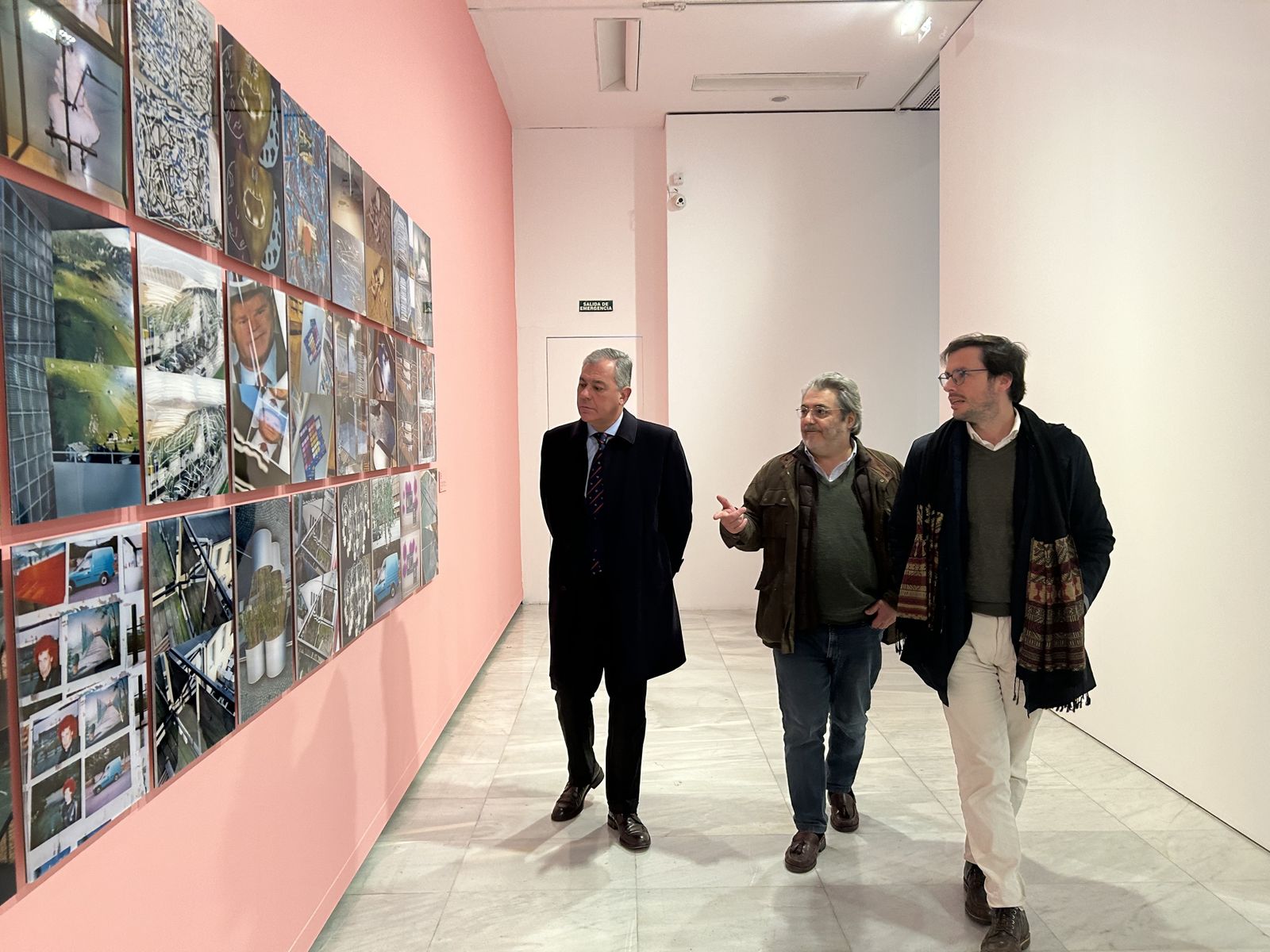 El alcalde de Sevilla, José Luis Sanz, recorre la exposición 'Dime quién eres Yo' de Luis Gordillo en Madrid.
