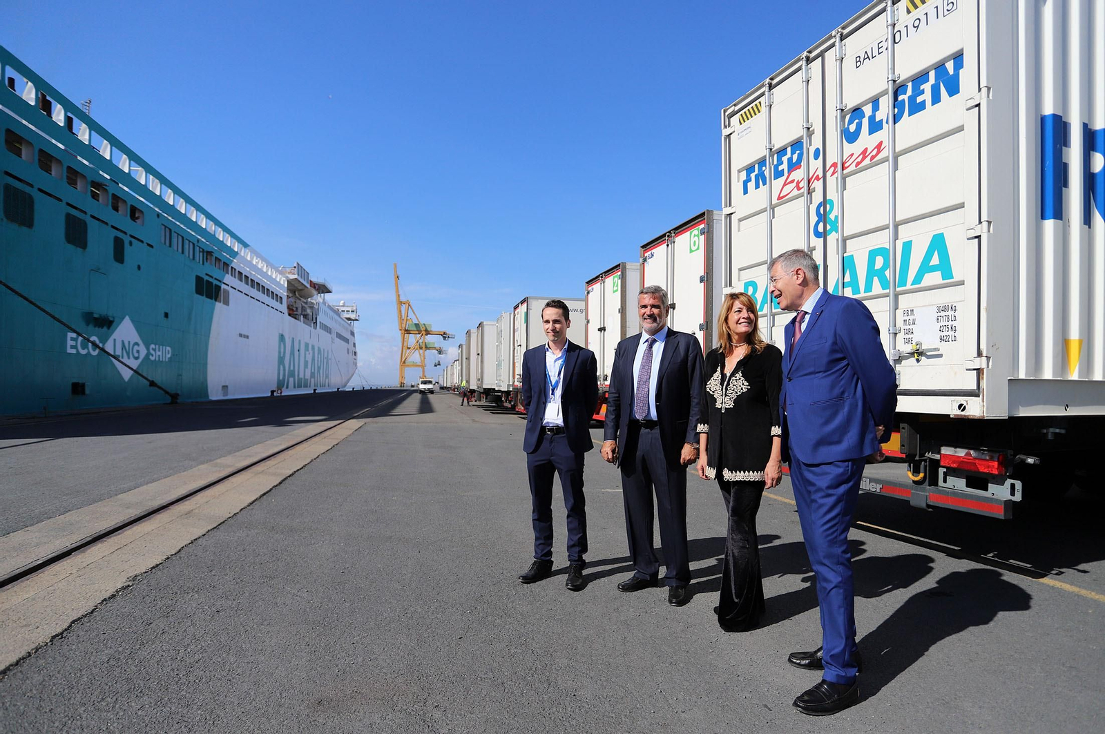 Imágenes de la llegada de un buque de Baleària al Puerto de Huelva