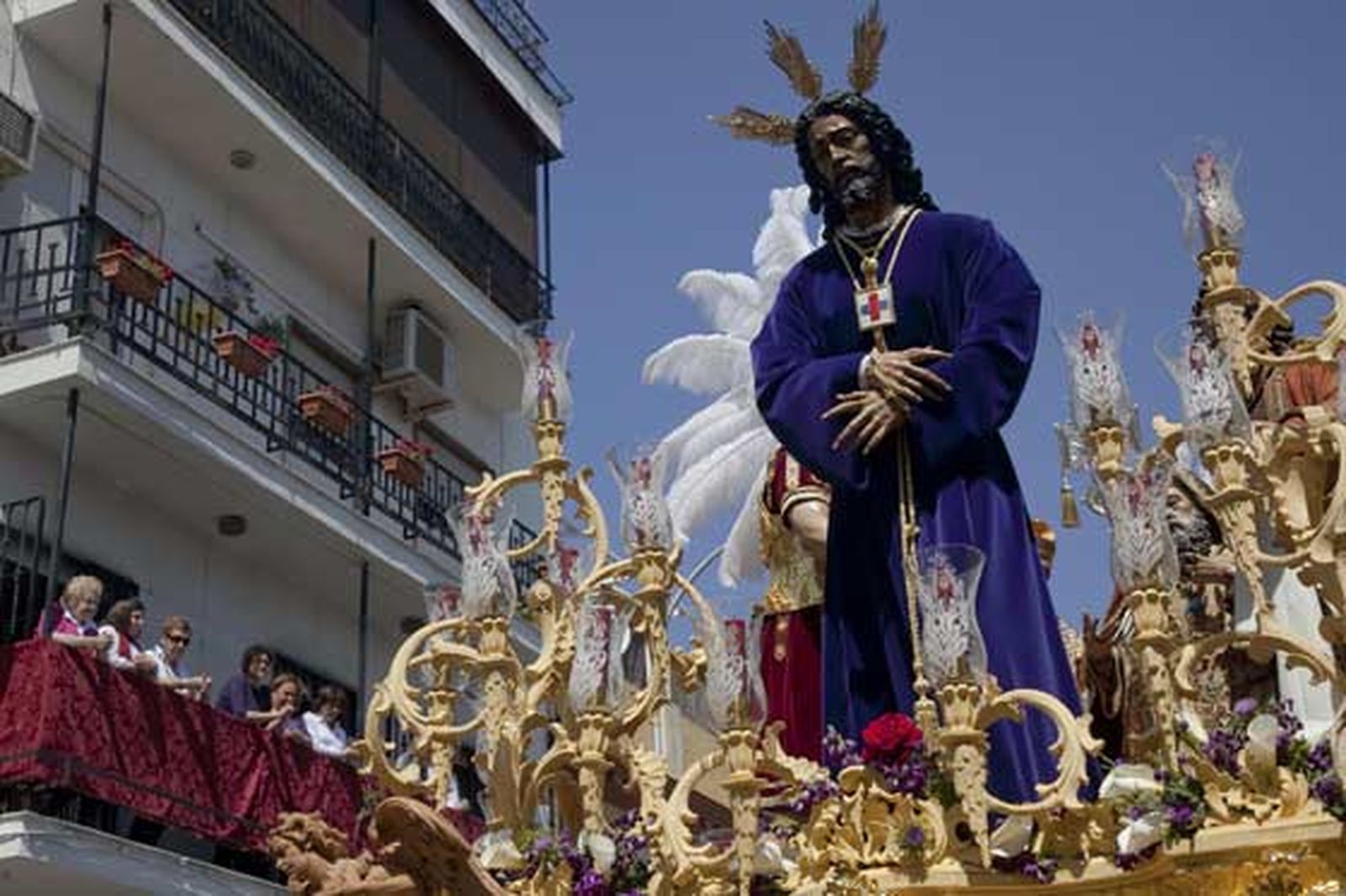 Miles de sevillanos vecinos de San Pablo se asoman a sus balcones para contemplar al Cautivo.

Foto: Jaime Martínez