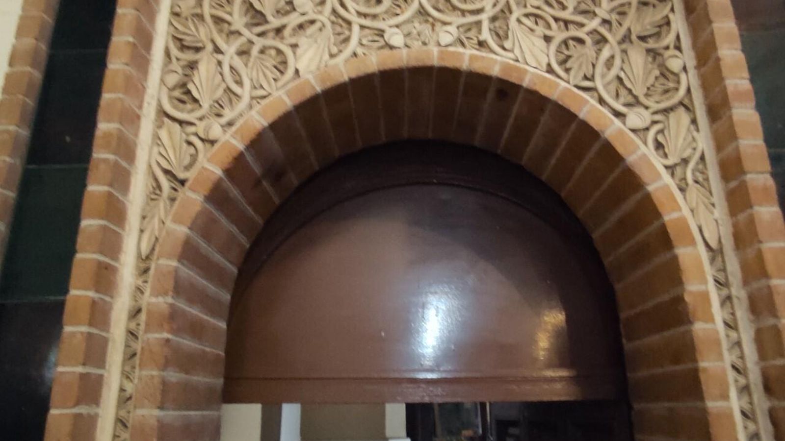 Detalles en la puerta de acceso a la sacristía.