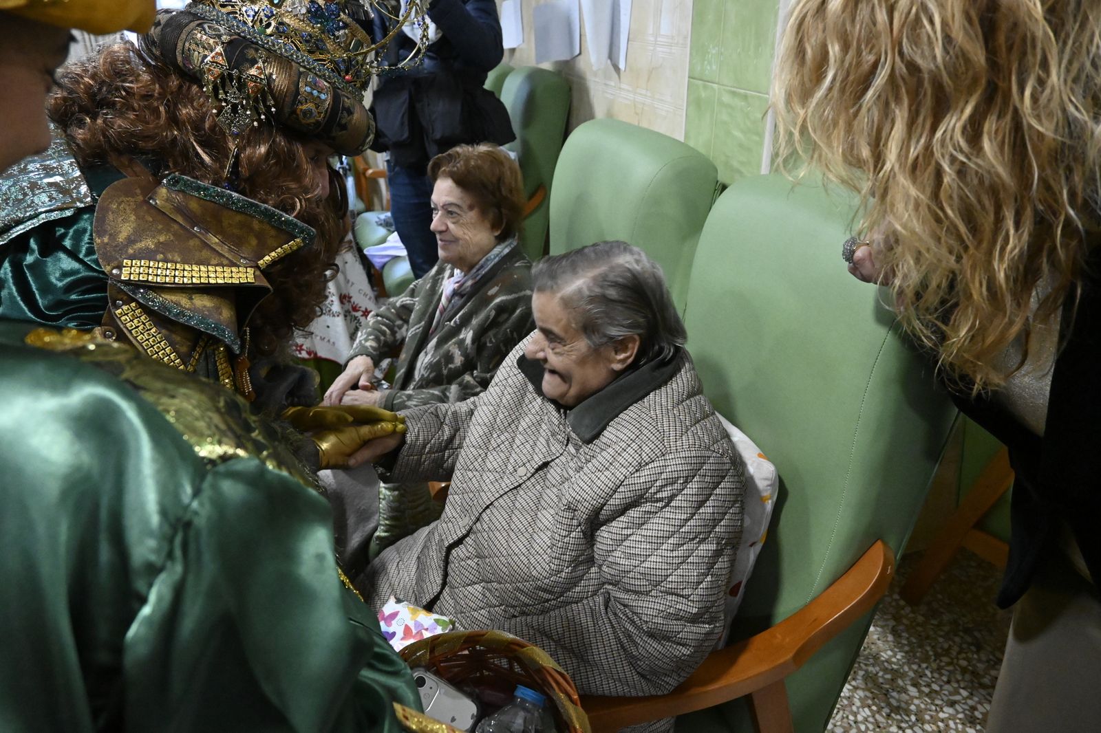 Visita de los Reyes Magos a los ancianos de los asilos de Huelva, en imágenes