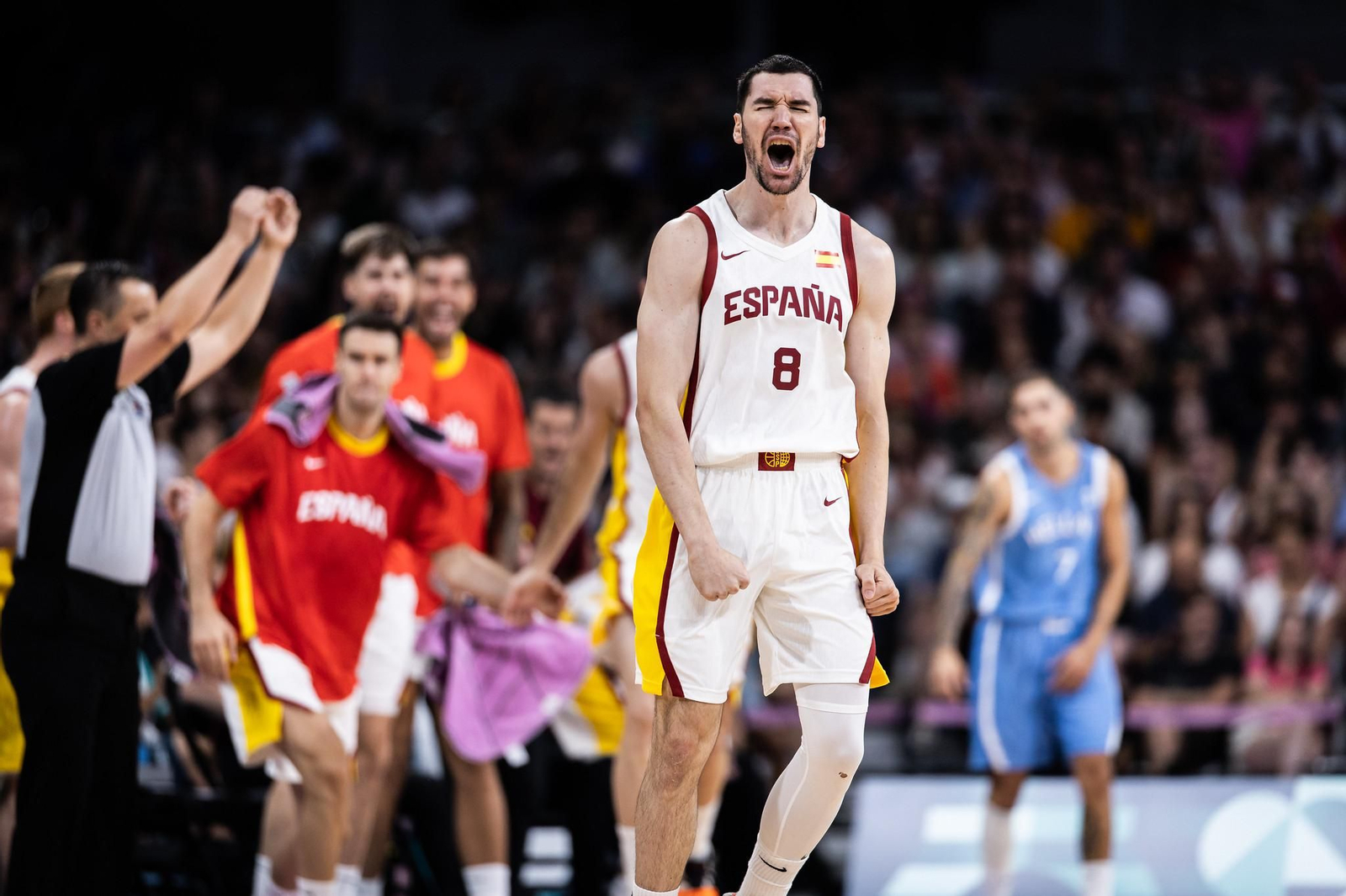 Alberto Díaz hace trabajo sucio y España se agarra a París tras ganar a Grecia (84-77)