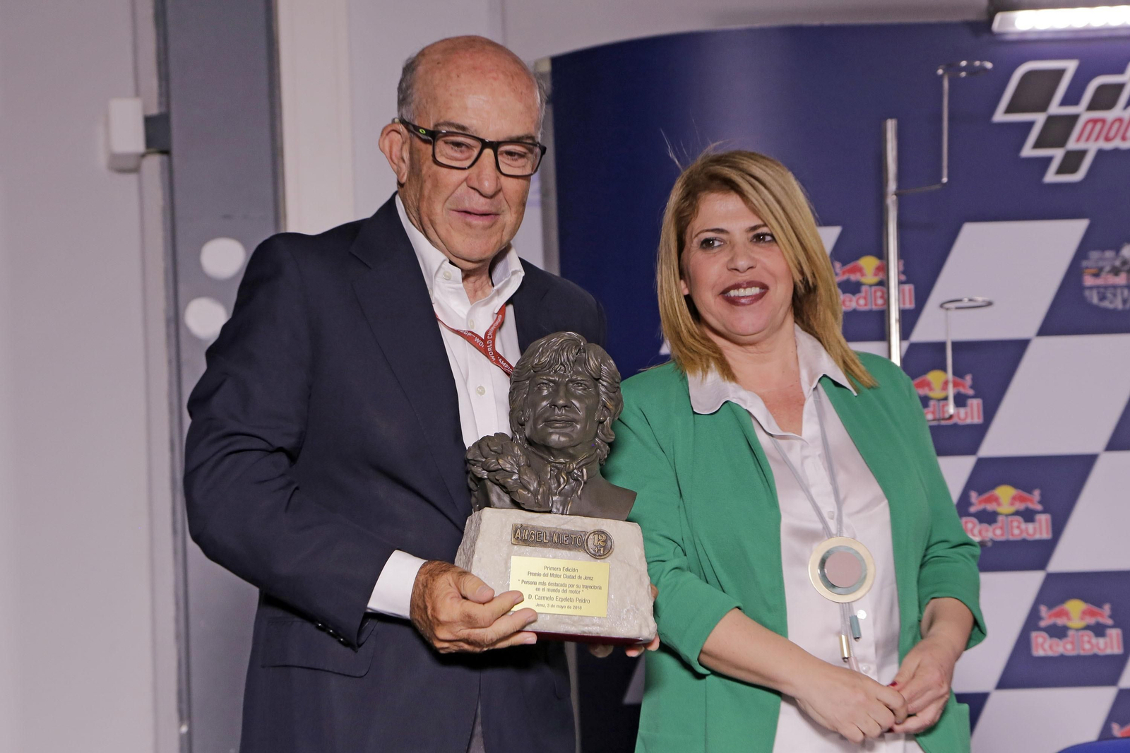 Ezpeleta, con un busto de Nieto como el que recibirán los ganadores.