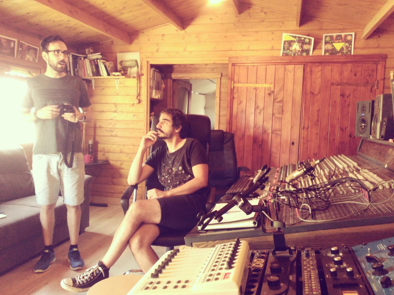 Una de las habitaciones del estudio de Grabaciones Sumergidas, llevado por Juan Antonio Mateos (derecha) y Ernesto Rodríguez.